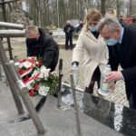 13.04.2021. Sandomierz. Obchody 81. rocznicy zbrodni katyńskiej. Złożenie kwiatów przy mogile katyńskiej i wołyńskiej. Na zdjęciu (od lewej): Janusz Stasiak - zastępca burmistrza Sandomierza, Kazimierza Bednarska - radna, Andrzej Bolewski - radny / Grażyna Szlęzak-Wójcik / Radio Kielce