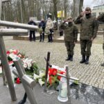 13.04.2021. Sandomierz. Obchody 81. rocznicy zbrodni katyńskiej. Złożenie kwiatów przy mogile katyńskiej i wołyńskiej. Na zdjęciu: delegacja  Wojsk Obrony Terytorialnej, 102 batalion lekkiej piechoty w Sandomierzu / Grażyna Szlęzak-Wójcik / Radio Kielce