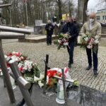 13.04.2021. Sandomierz. Obchody 81. rocznicy zbrodni katyńskiej. Złożenie kwiatów przy mogile katyńskiej i wołyńskiej / Grażyna Szlęzak-Wójcik / Radio Kielce