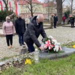 13.04.2021. Sandomierz. Obchody 81. rocznicy zbrodni katyńskiej. Złożenie kwiatów przy mogile katyńskiej i wołyńskiej. Na zdjęciu: delegacja władz powiatu sandomierskiego, na pierwszym planie: Tomasz Huk przewodniczący rady powiatu, Grażyna Szklarska i Ryszard Nagórny - członkowie zarządu powiatu sandomierskiego / Grażyna Szlęzak-Wójcik / Radio Kielce
