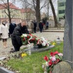 13.04.2021. Sandomierz. Obchody 81. rocznicy zbrodni katyńskiej. Złożenie kwiatów przy mogile katyńskiej i wołyńskiej / Grażyna Szlęzak-Wójcik / Radio Kielce