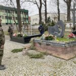 13.04.2021. Sandomierz. Obchody 81. rocznicy zbrodni katyńskiej. Złożenie kwiatów przy mogile katyńskiej i wołyńskiej / Grażyna Szlęzak-Wójcik / Radio Kielce