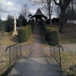 05.04.2021. Czyżowice. Studzienka i kapliczka / Marta Gajda / Radio Kielce