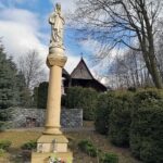 05.04.2021. Czyżowice. Studzienka i kapliczka / Marta Gajda / Radio Kielce