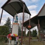 05.04.2021. Czyżowice. Studzienka i kapliczka / Marta Gajda / Radio Kielce