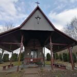 05.04.2021. Czyżowice. Studzienka i kapliczka / Marta Gajda / Radio Kielce