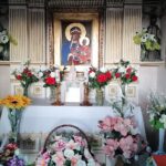 05.04.2021. Czyżowice. Studzienka i kapliczka / Marta Gajda / Radio Kielce