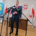 07.04.2021. Pińczów. Wręczenie promesy z RFIL. Na zdjęciu: minister Michał Cieślak / Marta Gajda / Radio Kielce