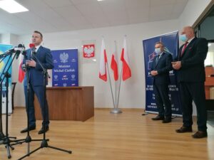 07.04.2021. Pińczów. Wręczenie promesy z RFIL. Na zdjęciu (od lewej): minister Michał Cieślak, Włodzimierz Badurak - burmistrz Pińczowa, Zdzisław Woźniak - przewodniczący rady gminy Pińczów / Marta Gajda / Radio Kielce