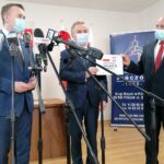 07.04.2021. Pińczów. Wręczenie promesy z RFIL. Na zdjęciu (od lewej): minister Michał Cieślak, Włodzimierz Badurak - burmistrz Pińczowa, Zdzisław Woźniak - przewodniczący rady gminy Pińczów / Marta Gajda / Radio Kielce