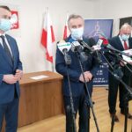 07.04.2021. Pińczów. Wręczenie promesy z RFIL. Na zdjęciu (od lewej): minister Michał Cieślak, Włodzimierz Badurak - burmistrz Pińczowa, Zdzisław Woźniak - przewodniczący rady gminy Pińczów / Marta Gajda / Radio Kielce