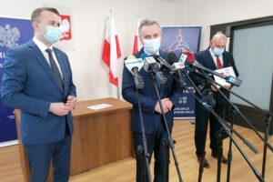 07.04.2021. Pińczów. Wręczenie promesy z RFIL. Na zdjęciu (od lewej): minister Michał Cieślak, Włodzimierz Badurak - burmistrz Pińczowa, Zdzisław Woźniak - przewodniczący rady gminy Pińczów / Marta Gajda / Radio Kielce