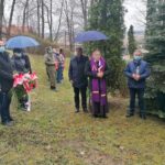 13.03.2021. Pińczów. Obchody 81. rocznicy zbrodni katyńskiej. „Zawięzienie”, czyli pińczowskie miejsce straceń z czasu II wojny światowej. Na zdjęciu (od lewej): Michał Ryk - naczelnik wydziału organizacji urzędu miejskiego w Pińczowie, Marcin Kozłowski - sekretarz urzędu miejskiego w Pińczowie, Wioletta Usnarska - sekretarz powiatu pińczowskiego, Ryszard Barna - wicestarosta pińczowski, Zbigniew Kierkowski - starosta pińczowski, ojciec Eliasz Hetmański - proboszcz, gwardian i kustosz sanktuarium, Andrzej Głogowiec - radny powiatu pińczowskiego, Beata Kita - zastępca burmistrza Pińczowa / Marta Gajda / Radio Kielce