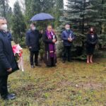 13.03.2021. Pińczów. Obchody 81. rocznicy zbrodni katyńskiej. „Zawięzienie”, czyli pińczowskie miejsce straceń z czasu II wojny światowej. Na zdjęciu (od lewej): Michał Ryk - naczelnik wydziału organizacji urzędu miejskiego w Pińczowie, Zbigniew Kierkowski - starosta pińczowski, ojciec Eliasz Hetmański - proboszcz, gwardian i kustosz sanktuarium, Andrzej Głogowiec - radny powiatu pińczowskiego, Beata Kita - zastępca burmistrza Pińczowa, Zdzisław Woźniak - przewodniczący rady miejskiej / Marta Gajda / Radio Kielce