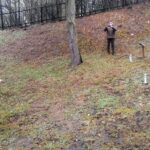 13.03.2021. Pińczów. Obchody 81. rocznicy zbrodni katyńskiej. „Zawięzienie”, czyli pińczowskie miejsce straceń z czasu II wojny światowej. Na zdjęciu: ojciec Eliasz Hetmański - proboszcz, gwardian i kustosz sanktuarium / Marta Gajda / Radio Kielce