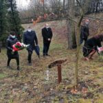 13.03.2021. Pińczów. Obchody 81. rocznicy zbrodni katyńskiej. „Zawięzienie”, czyli pińczowskie miejsce straceń z czasu II wojny światowej. Na zdjęciu (od lewej): Ryszard Barna - wicestarosta pińczowski, Wioletta Usnarska - sekretarz powiatu pińczowskiego, Zbigniew Kierkowski - starosta pińczowski, Marcin Kozłowski - sekretarz urzędu miejskiego w Pińczowie, Beata Kita - zastępca burmistrza Pińczowa / Marta Gajda / Radio Kielce