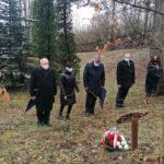 13.03.2021. Pińczów. Obchody 81. rocznicy zbrodni katyńskiej. „Zawięzienie”, czyli pińczowskie miejsce straceń z czasu II wojny światowej. Na zdjęciu (od lewej): Andrzej Głogowiec - radny powiatu pińczowskiego, Ryszard Barna - wicestarosta pińczowski, Wioletta Usnarska - sekretarz powiatu pińczowskiego, Zbigniew Kierkowski - starosta pińczowski, Marcin Kozłowski - sekretarz urzędu miejskiego w Pińczowie, Beata Kita - zastępca burmistrza Pińczowa,  Zdzisław Woźniak - przewodniczący rady miejskiej / Marta Gajda / Radio Kielce