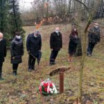 13.03.2021. Pińczów. Obchody 81. rocznicy zbrodni katyńskiej. „Zawięzienie”, czyli pińczowskie miejsce straceń z czasu II wojny światowej. Na zdjęciu (od lewej): Ryszard Barna - wicestarosta pińczowski, Wioletta Usnarska - sekretarz powiatu pińczowskiego, Zbigniew Kierkowski - starosta pińczowski, Marcin Kozłowski - sekretarz urzędu miejskiego w Pińczowie, Beata Kita - zastępca burmistrza Pińczowa,  Zdzisław Woźniak - przewodniczący rady miejskiej / Marta Gajda / Radio Kielce