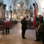 13.03.2021. Pińczów. Obchody 81. rocznicy zbrodni katyńskiej. „Zawięzienie”, czyli pińczowskie miejsce straceń z czasu II wojny światowej. Na zdjęciu: msza święta w klasztorze w Mirowie w intencji polskich żołnierzy zamordowanych w Katyniu oraz ofiar katastrofy lotniczej pod Smoleńskiem / Marta Gajda / Radio Kielce