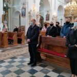 18.04.2021. Młodzawy Małe. Msza w intencji ojczyzny. Na zdjęciu (od prawej): Małgorzata Pruś - dyrektor biura poselskiego Krzysztofa Lipica, Zbigniew Koniusz - wojewoda świętokrzyski i Krzysztof Lipiec - lider świętokrzyskich struktur PiS / Marta Gajda / Radio Kielce