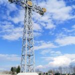 21.04.2021. Kazimierza Mała. Replika krzyża z Giewontu stanęła na cmentarzu / Marta Gajda / Radio Kielce