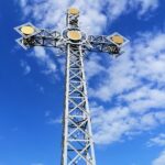 21.04.2021. Kazimierza Mała. Replika krzyża z Giewontu stanęła na cmentarzu / Marta Gajda / Radio Kielce