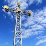 21.04.2021. Kazimierza Mała. Replika krzyża z Giewontu stanęła na cmentarzu / Marta Gajda / Radio Kielce