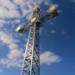 21.04.2021. Kazimierza Mała. Replika krzyża z Giewontu stanęła na cmentarzu / Marta Gajda / Radio Kielce