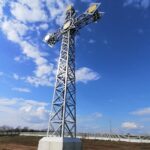 21.04.2021. Kazimierza Mała. Replika krzyża z Giewontu stanęła na cmentarzu / Marta Gajda / Radio Kielce