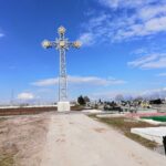 21.04.2021. Kazimierza Mała. Replika krzyża z Giewontu stanęła na cmentarzu / Marta Gajda / Radio Kielce