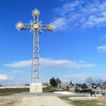 21.04.2021. Kazimierza Mała. Replika krzyża z Giewontu stanęła na cmentarzu / Marta Gajda / Radio Kielce