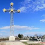 21.04.2021. Kazimierza Mała. Replika krzyża z Giewontu stanęła na cmentarzu / Marta Gajda / Radio Kielce