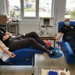 21.04.2021 Kielce. Na zdjęciu (od lewej): Tomasz Gębala i Talant Dujszebajew z Łomży Vive Kielce oddają osocze / mat. prasowe