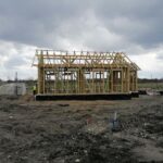 25.04.2021 Umianowice. Budowa Ośrodka Edukacji Przyrodniczej w Umianowicach / Marta Gajda / Radio Kielce