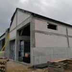 25.04.2021 Umianowice. Budowa Ośrodka Edukacji Przyrodniczej w Umianowicach / Marta Gajda / Radio Kielce