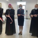 14.04.2021. Sandomierz. Otwarcie Zakładu Aktywizacji Zawodowej w Sandomierzu. Na zdjęciu (od lewej): Łukasz Kossak - pracownik Zakładu  Aktywności Zawodowej w Sandomierzu, biskup Krzysztof Nitkiewicz, Renata Janik - wicemarszałek województwa świętokrzyskiego i ks. Bogusław Pitucha - dyrektor Caritas Diecezji Sandomierskiej / Grażyna Szlęzak-Wójcik / Radio Kielce