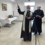 14.04.2021. Sandomierz. Otwarcie Zakładu Aktywizacji Zawodowej w Sandomierzu. Na zdjęciu (od lewej): Michał Latawiec - pracownik Zakładu Aktywizacji Zawodowej w Sandomierzu, bp Krzysztof Nitkiewicz i ks. Tomasz Szostek Caritas Diecezji Sandomierskiej / Grażyna Szlęzak-Wójcik / Radio Kielce