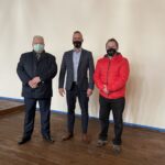 26.04.2021 Starachowice. Świetlica sportowa wyremontowana przez FKS Łazy. Na zdjęciu od lewej Robert Sowula - ZEC Starachowice, Łukasz Korus - prezes FKS Łazy, Grzegorz Kędzierski - prezes Polskiego Związku Bilardowego / Anna Głąb / Radio Kielce