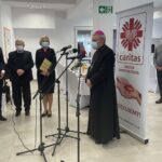 14.04.2021. Sandomierz. Otwarcie Zakładu Aktywizacji Zawodowej w Sandomierzu. Na zdjęciu (od lewej): Elżbieta Korus - dyrektor Regionalnego Ośrodka Polityki Społecznej, Damian Gad - odpowiedzialny w ośrodku za współpracę z zakładami aktywności zawodowej, Longin Bokwa - sponsor , Renata Janik - wicemarszałek województwa świętokrzyskiego i biskupp Krzysztof Nitkiewicz / Grażyna Szlęzak-Wójcik / Radio Kielce