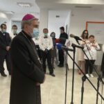 14.04.2021. Sandomierz. Otwarcie Zakładu Aktywizacji Zawodowej w Sandomierzu. Na zdjęciu (w środku): biskup Krzysztof Nitkiewicz / Grażyna Szlęzak-Wójcik / Radio Kielce