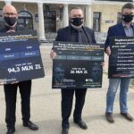 29.04.2021. Skarżysko-Kamienna. Konferencja radnych PiS ws. dotacji dla miasta. Na zdjęciu (od lewej): Arkadiusz Bogucki - radny, Mariusz Bodo - radny i Piotr Janowski - radny / Anna Głąb / Radio Kielce