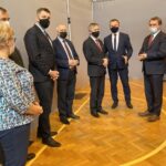 26.04.2021. Sandomierz. Otwarcie Punktu Szczepień Powszechnych. Na zdjęciu (od lewej): Grażyna Szklarska i Zbigniew Kwasek - członkowie zarządu powiatu sandomierskiego, Marcin Marzec - burmistrz Sandomierza , Tomasz Huk - przewodniczący Rady Powiatu Sandomierskiego, Zbigniew Koniusz - wojewoda świętokrzyski, Marcin Piwnik - starosta sandomierski, Marek Kos - dyrektor Szpitala Specjalistycznego im. Ducha Świętego  w Sandomierzu / Grażyna Szlęzak-Wójcik / Radio Kielce