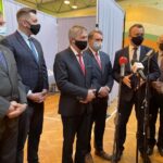 26.04.2021. Sandomierz. Otwarcie Punktu Szczepień Powszechnych. Na zdjęciu (od lewej): Zbigniew Kwasek - członek zarządu powiatu sandomierskiego, Marcin Marzec - burmistrz Sandomierza, Zbigniew Koniusz - wojewoda świętokrzyski, Marek Kos - dyrektor Szpitala Specjalistycznego im. Ducha Świętego  w Sandomierzu, Marcin Piwnik - starosta sandomierski, Tomasz Huk - przewodniczący  Rady Powiatu Sandomierskiego, Grażyna Szklarska - członek zarządu powiatu sandomierskiego / Grażyna Szlęzak-Wójcik / Radio Kielce