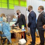 26.04.2021. Sandomierz. Otwarcie Punktu Szczepień Powszechnych. Na zdjęciu (od lewej): Zbigniew Koniusz - wojewoda świętokrzyski, Marcin Piwnik - starosta sandomierski, Marek Kos - dyrektor Szpitala Specjalistycznego im. Ducha Świętego  w Sandomierzu / Grażyna Szlęzak-Wójcik / Radio Kielce