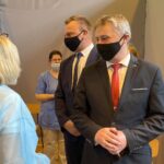 26.04.2021. Sandomierz. Otwarcie Punktu Szczepień Powszechnych. Na zdjęciu (od lewej): Marcin Piwnik - starosta sandomierski i Zbigniew Koniusz - wojewoda świętokrzyski / Grażyna Szlęzak-Wójcik / Radio Kielce
