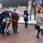 16.04.2021. Huta Szklana. Złożenie kwiatów przy pomniku Trzech Krzyży Katyńskich. Na zdjęciu (od lewej): Mirosław Gębski - starosta kielecki, Tomasz Jamka - członek zarządu województwa świętokrzyskiego, Rafał Nowak - wicewojewoda świętokrzyski, Krzysztof Słoń - senator PiS, Jolanta Kulińska - wiceprezes Stowarzyszenia Kielecka Rodzina Katyńska, Agata Wojtyszek - poseł PiS / Michał Kita / Radio Kielce