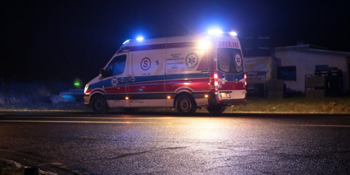 Uderzył autem w betonowy blok. Rannych zabrały karetki