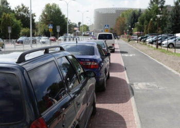 10.09.2013 Ul. Radiowa, samochody parkują na chodniku, nie zostawiając wiele miejsca przechodniom. / Wojciech Habdas / Radio Kielce