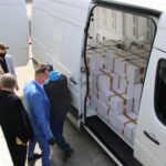 23.04.2021. Jędrzejów. Przekazanie żywności w ramach programu Bezpieczne Powiaty Świętokrzyskie Plus / Starostwo Powiatowe w Jędrzejowie