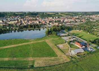 11.08.2020 Pińczów. Widok na miasto. Lotnisko aeroklubu / Jarosław Kubalski / Radio Kielce